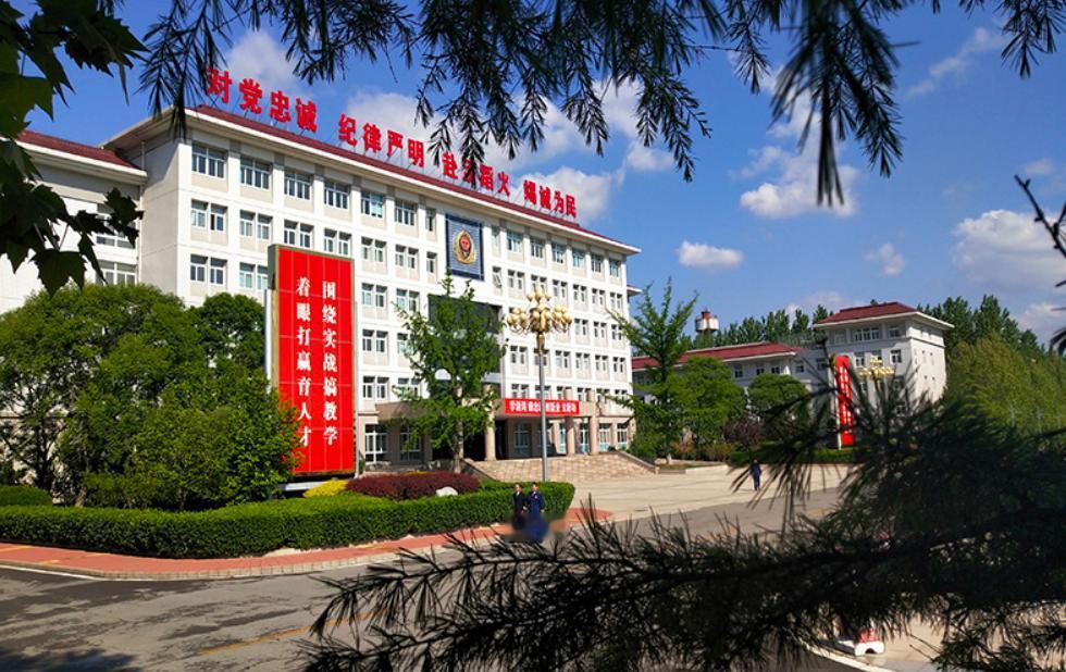 一所不是军校，却极似军校的地方院校，毕业后94%左右的学生将进体制内工作。有这