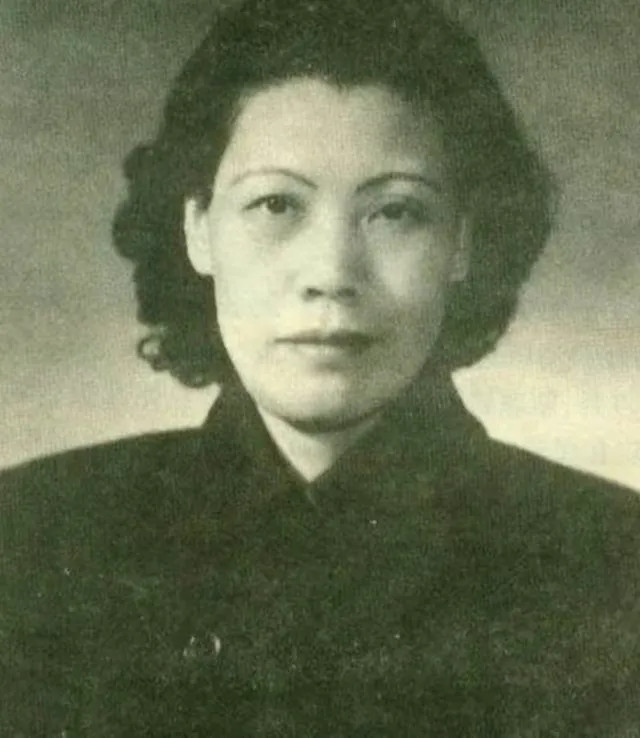 1928年，32岁的茅盾婚内爱上秦德君，不久，秦德君怀孕。茅盾说：“你把孩子打掉