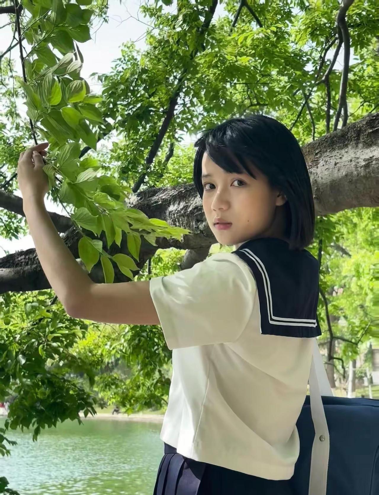 绿意漫过枝头，风拂过发梢，水手服与夏日撞个满怀，每一帧都是青春最干净的模样。校