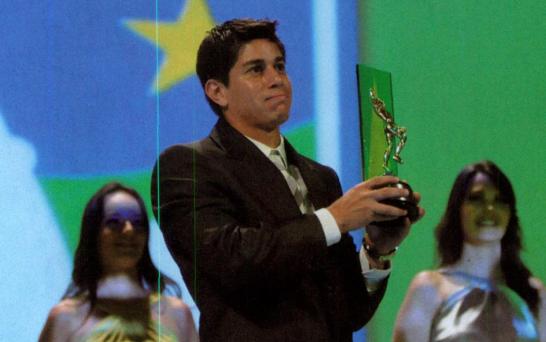 在未能入选美洲杯赛阿根廷队大名单之后，孔卡接受了恒大开出的税后700万美元的年薪