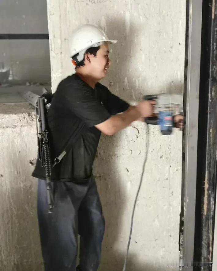 一名中国男子在伊拉克富人区的建筑工地安装电梯。虽然薪资很高，每天都有干不完的活