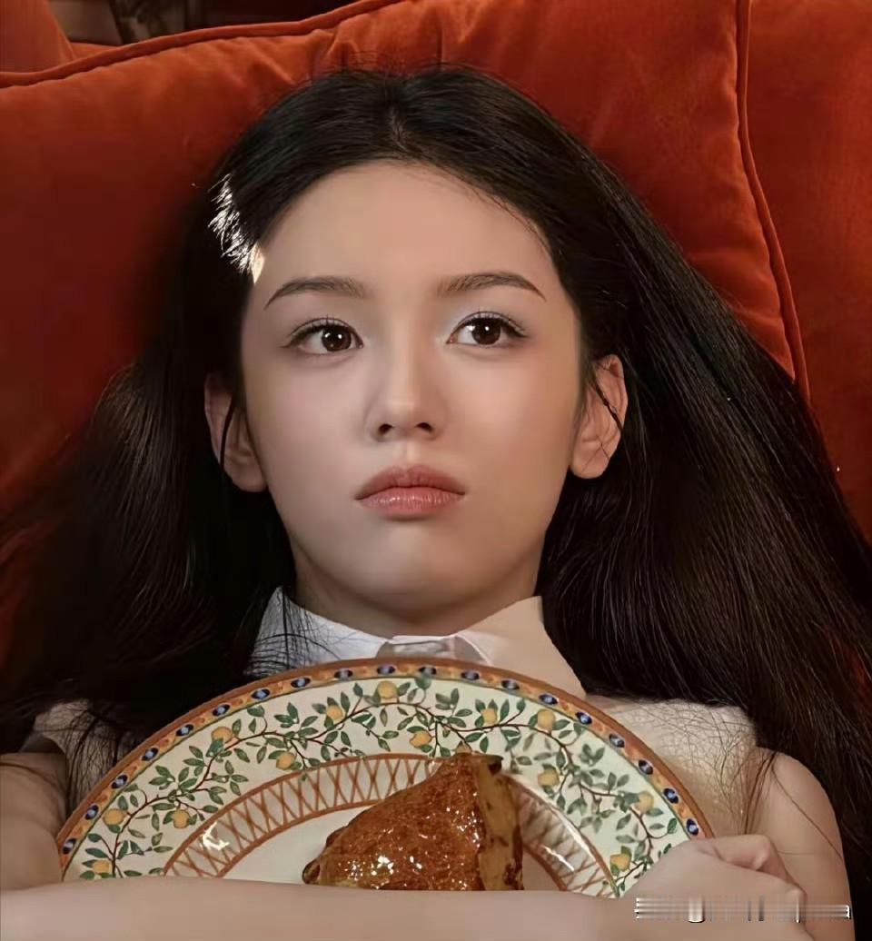 哇，当时看到周也这张照片真的被惊艳到了！第一眼完全被她的脸吸引住，皮肤透亮五官又