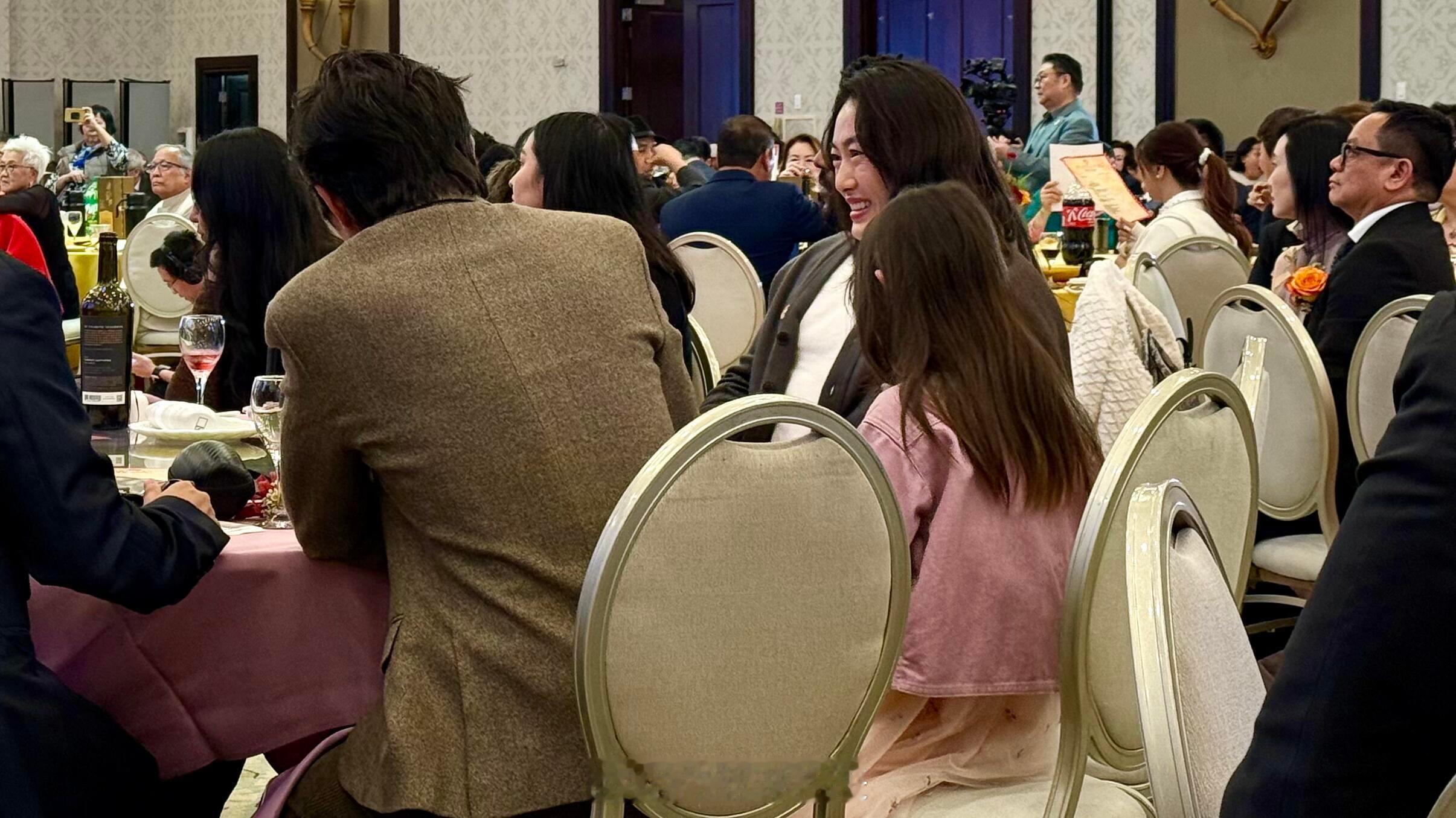 陈冠希一家洛杉矶参加婚礼陈冠希撞脸毛利小五郎陈冠希一家洛杉矶参加婚礼，意外撞脸