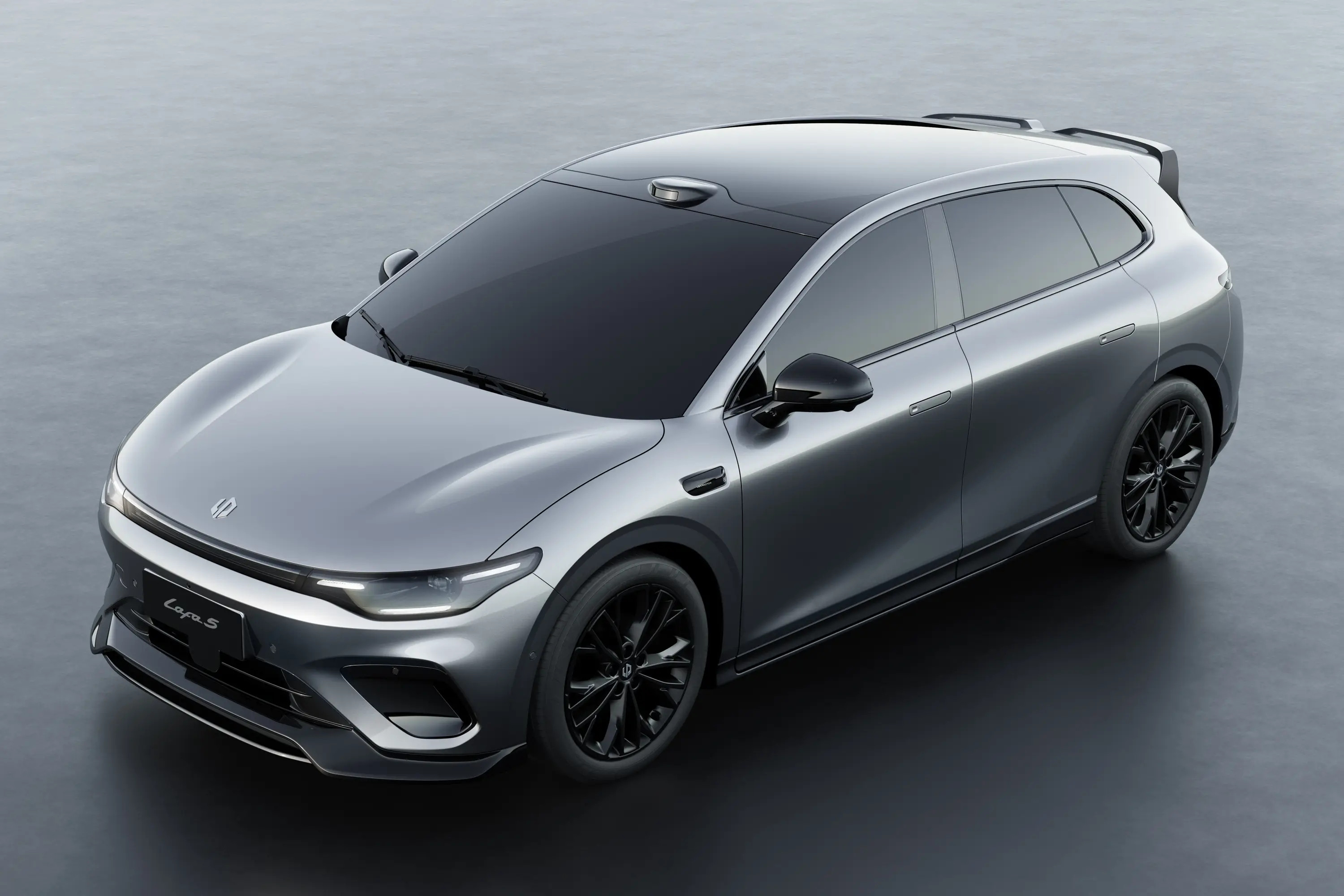 最近开了零跑Lafa5，越开越觉得对味。无框车门+溜背造型太戳年轻人审美了，潮色