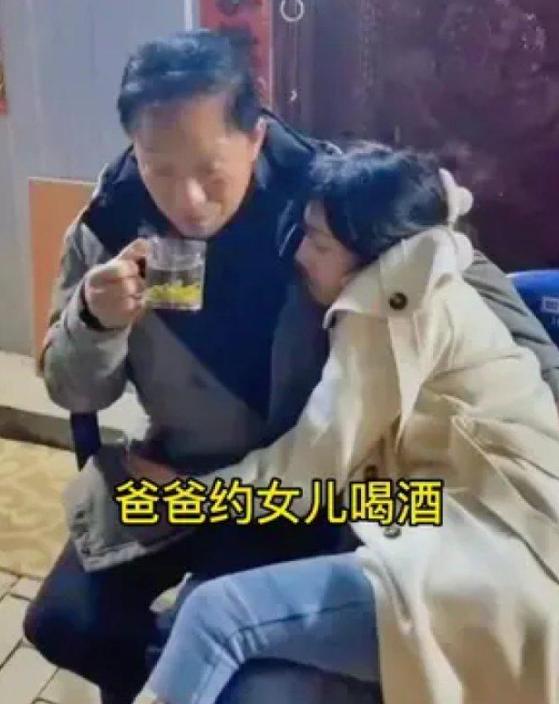一位韩国爸爸带19岁女儿去夜店喝酒，使劲灌，直到女儿喝醉。小姑娘毫无防备，直接喝