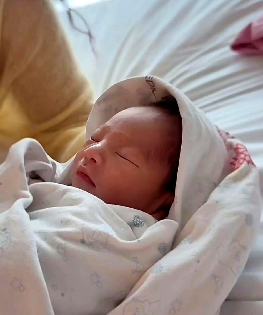 汪小菲直播里嗓子都喊劈了：我要当爹了！可你猜怎么着，他前妻的律师函还在路上。