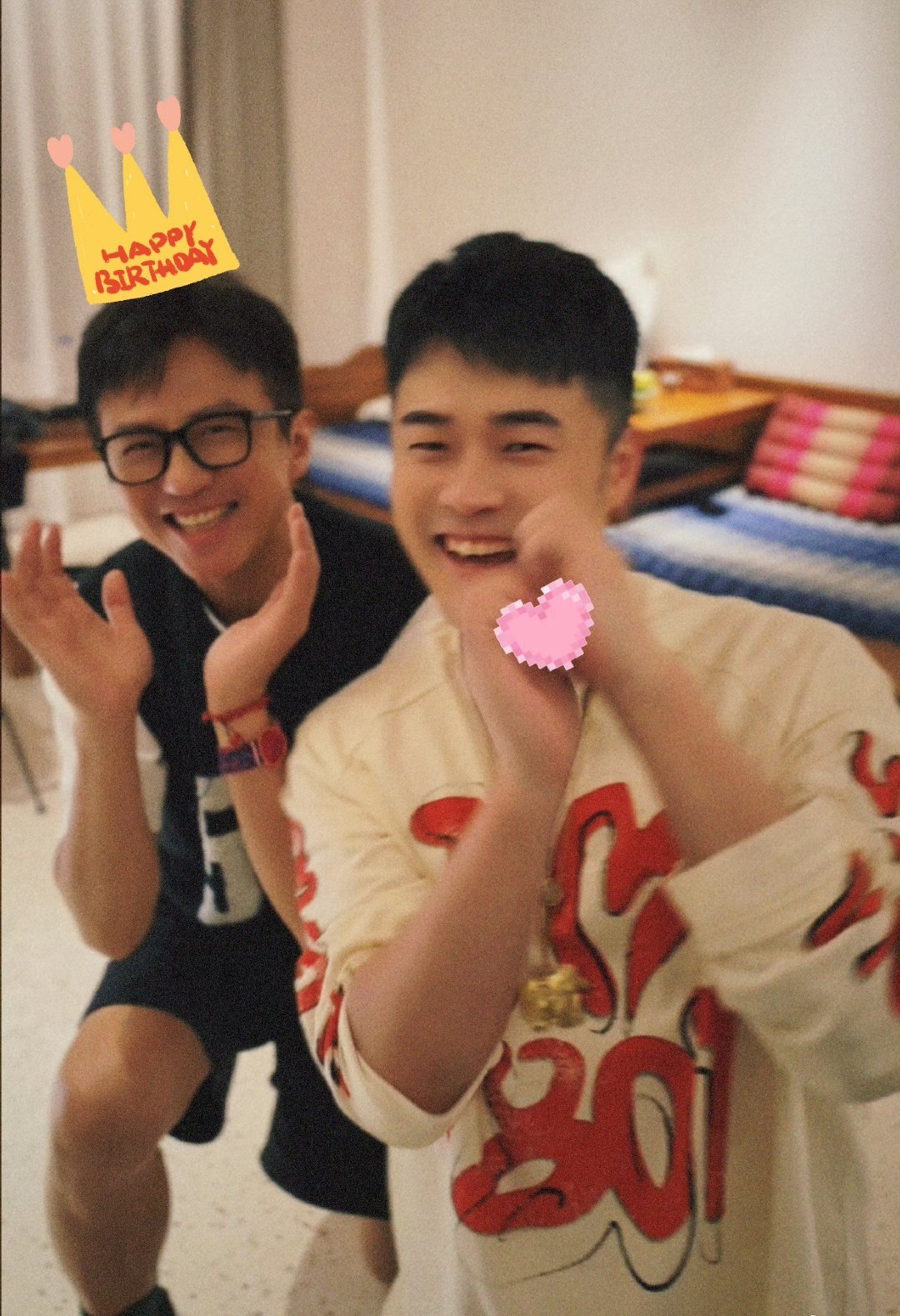 邓超陈赫友谊一句“老邓头”，十年老友。从跑男到五哈，邓超陈赫的互损互怼早成了习惯