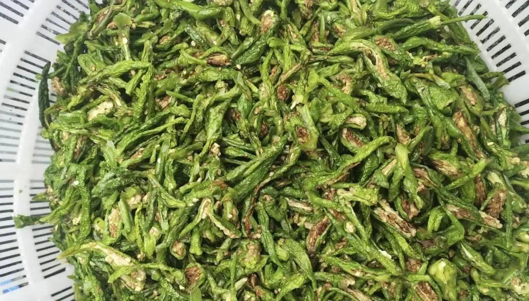 我妈有个习惯，已经坚持十多年了。一到立秋，她就趁着阳光好，把青椒晒成青椒干