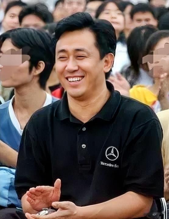 时隔近两年，许家印涉八项罪名出庭受审。曾经呼风唤雨的地产巨头，如今身着囚服站在被