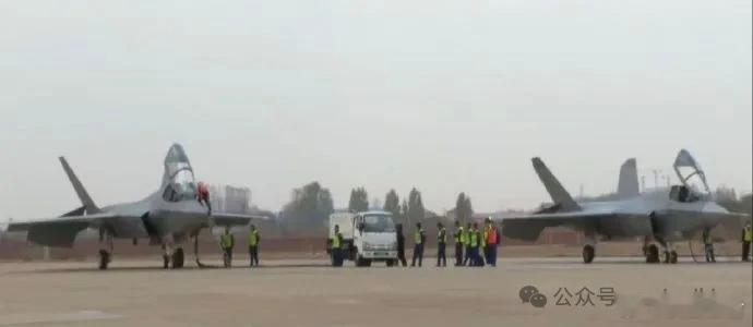 歼35新消息这是最近冒出来的图：第一张图里两架中型隐身机在停机坪上，其双轮前起