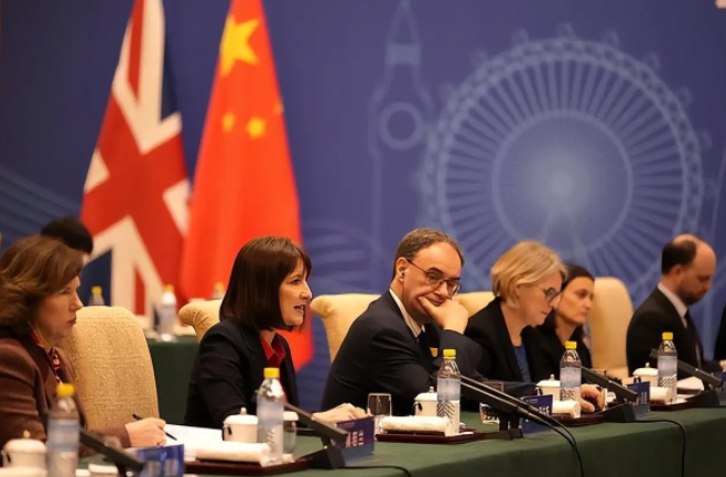中美在伦敦开谈前，英方突然当着全球向中方喊出一句话，美方彻底懵了据英媒报道，