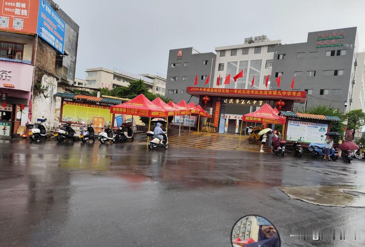 两广人来说说这是真的吗？其他地方家长穿旗袍，拿大葱在考场外陪考。而两广的家长，