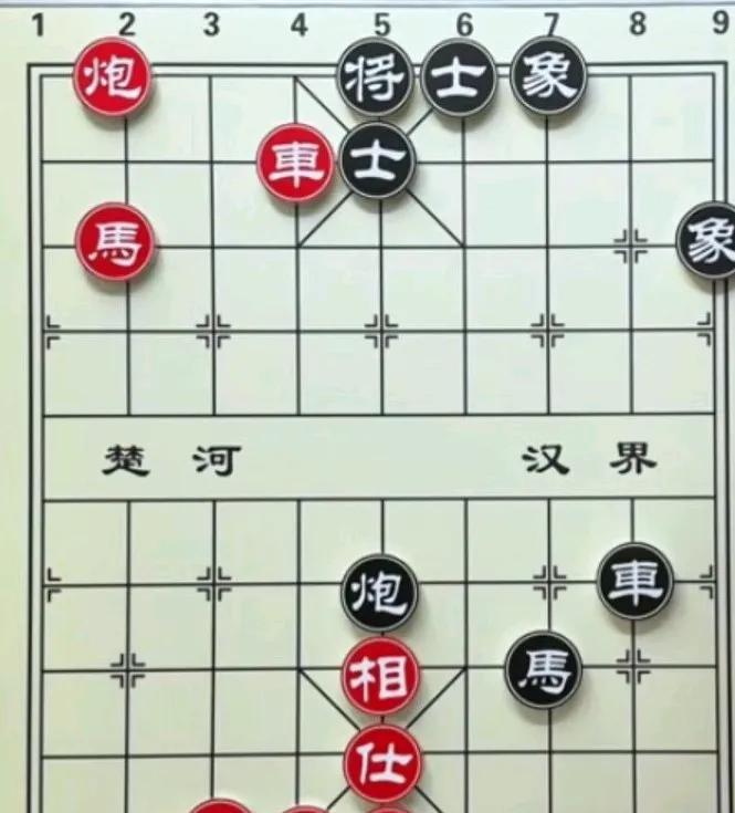 双方子力都是一模一样，车马炮，士相全，只是位置不一样，红方第一步进马叫将，黑方只