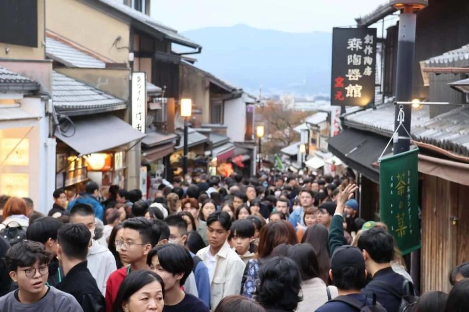 【京都酒店跌至223元却无人问津？中国游客“消失”后，这寒冬来得太猛！】家人们