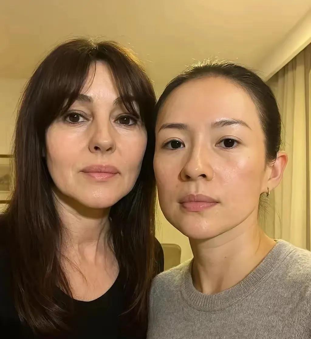 章子怡和莫妮卡·贝鲁奇素颜同框，一个世界顶流，一个中国顶流，一个46岁，一个60