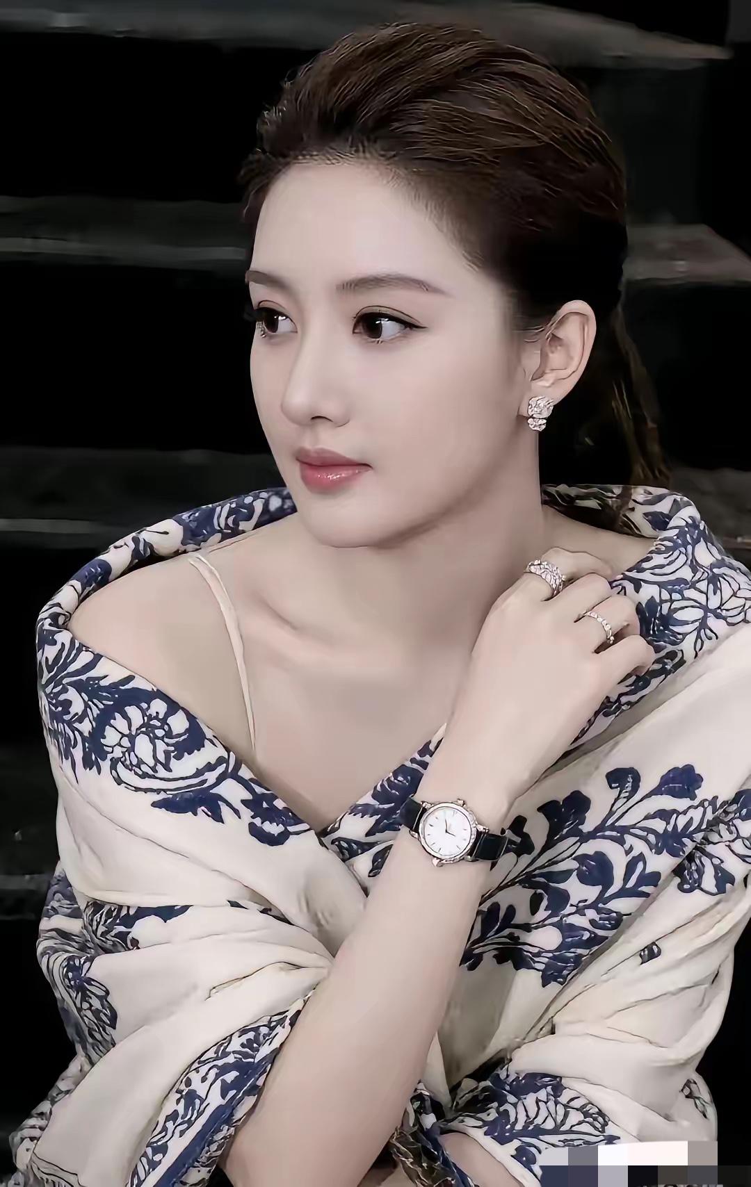 这位长得酷似刘亦菲的美女太漂亮了！甚至有人直言她比刘亦菲更惊艳，两人美各有千