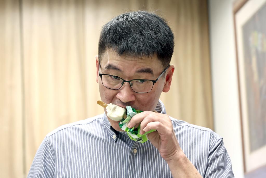梁文杰认购15.5万元菠萝释迦粉专挖绿营黑历史：又要报公帐？陆委会副主委梁文