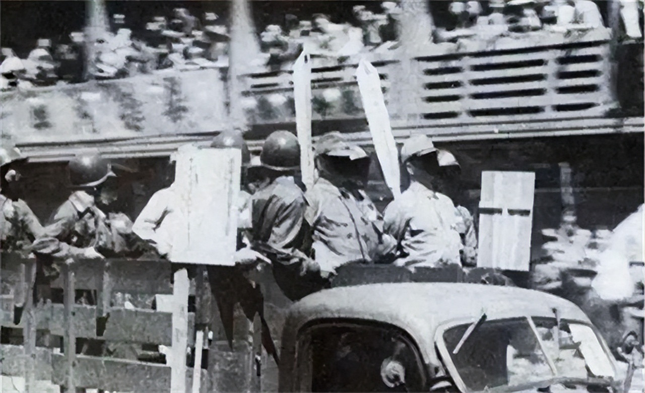 1947年，一名鬼子指挥官在广州被执行枪决，行刑的战士对着鬼子连开了三枪，监督行
