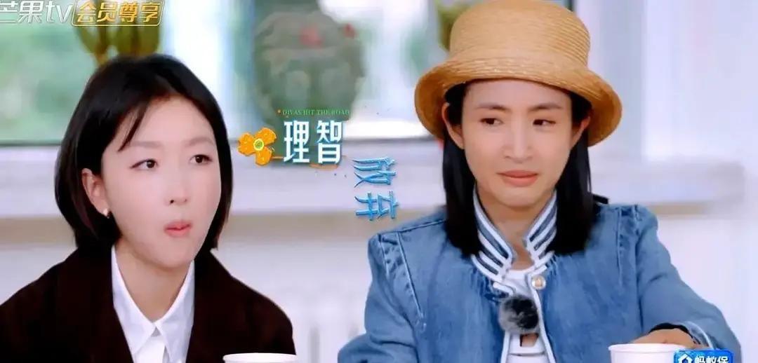 同框就是照妖镜，素颜和浓妆，谁在硬撑一目了然。林依晨几乎素颜参与节目，状态自然放松，还主动帮吴君如化