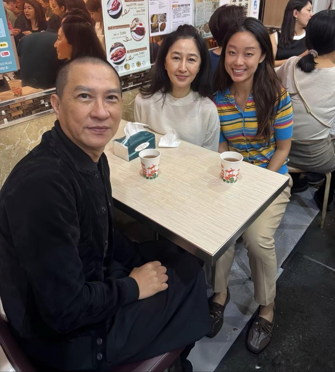 张家辉与关咏荷在小餐馆吃饭，香港明星生活还是很平民的