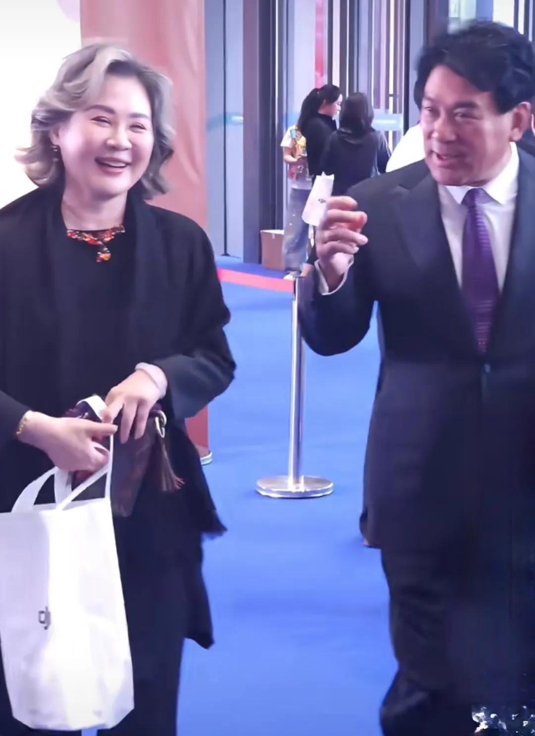 72岁的朱时茂还是那么精神，62岁的丛珊状态太好了，轻盈舒适。他们的《牧马人》很