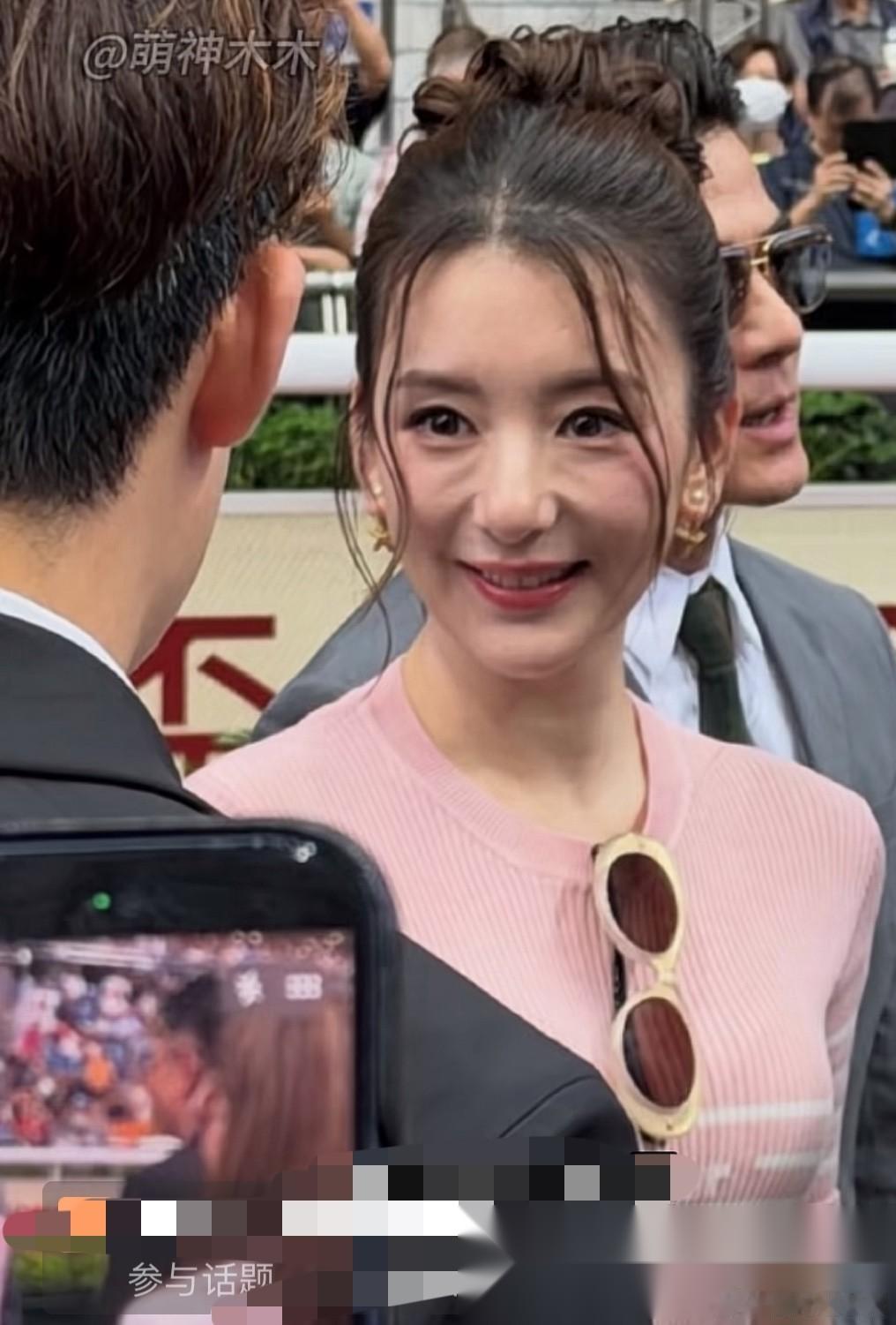 终于明白方媛为何看着土气了！并非是泪沟太过明显，也不是因为她手拎价值超20万的迪奥包，而是她已嫁入郭