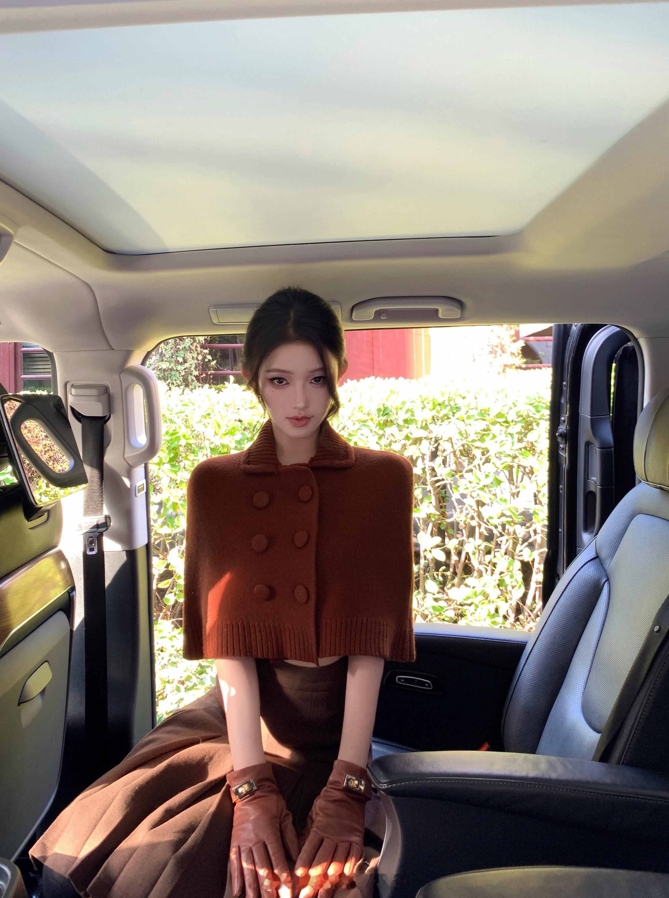 好有圣诞感的一个套装🎄今年很流行斗篷类的外套也想给你们出点好看又好穿的这期的