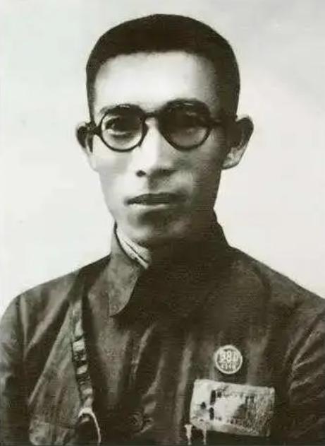 1937年，上级让姚子青死守宝山，姚子青只有1个营约600人，全营只有轻武器和2