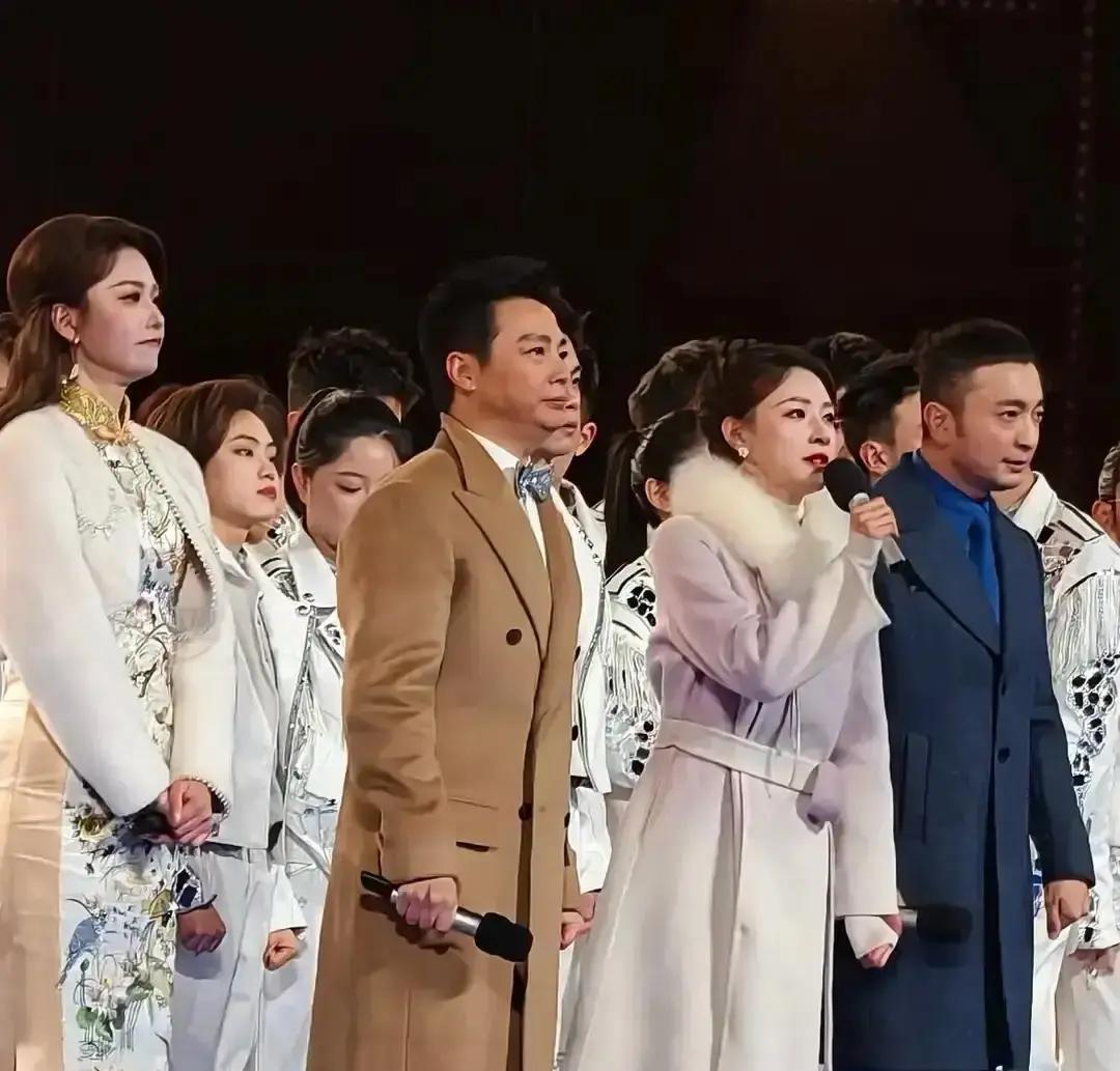 零下7℃跳舞台州鉴洋湖那晚，体感比预报还低四度。撒贝宁大衣里贴满暖宝宝，龙