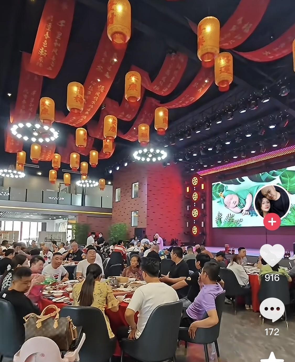 徒弟大涌给孩子办满月酒，杨威当然要到场祝贺。图二，抱着小宝宝的就是杨威。杨威是