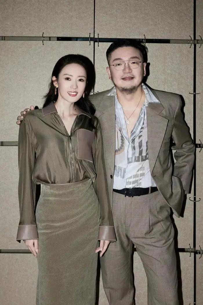 左边这位是比章子怡还像章子怡的童谣，右边这位留着络腮胡的斯文男士是谁？我怎么看着