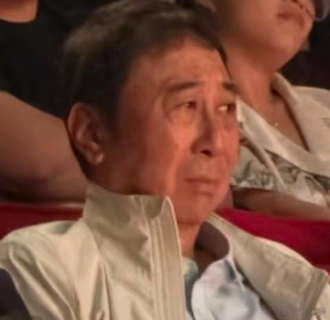 飞天奖颁奖现场，宋佳得奖时冯巩的表情[跪了]​​​