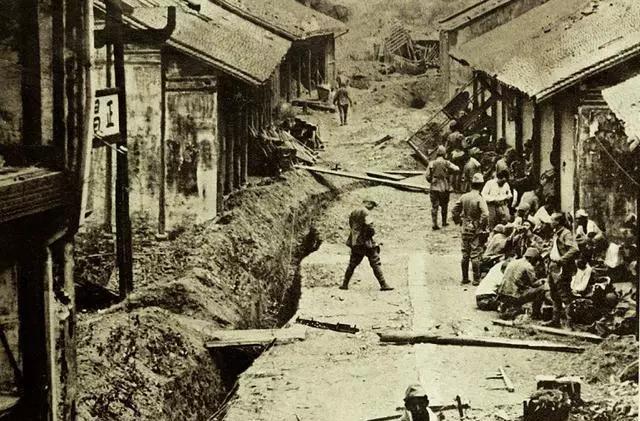 最上面一具“尸体”动了起来！1943年7月7日，这令人难以置信的一幕，发生在