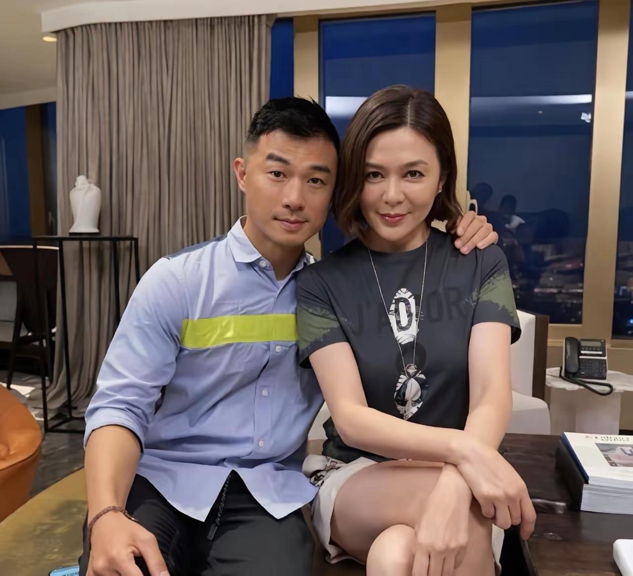 这男的真的是27岁吗？怎么60多岁的关之琳坐在一起丝毫看不出鲜肉的感觉！