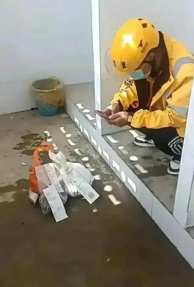 看过这个图片，我再也不点外卖了。这些食物从出锅就带着超量的味精，然后包装盒又是塑