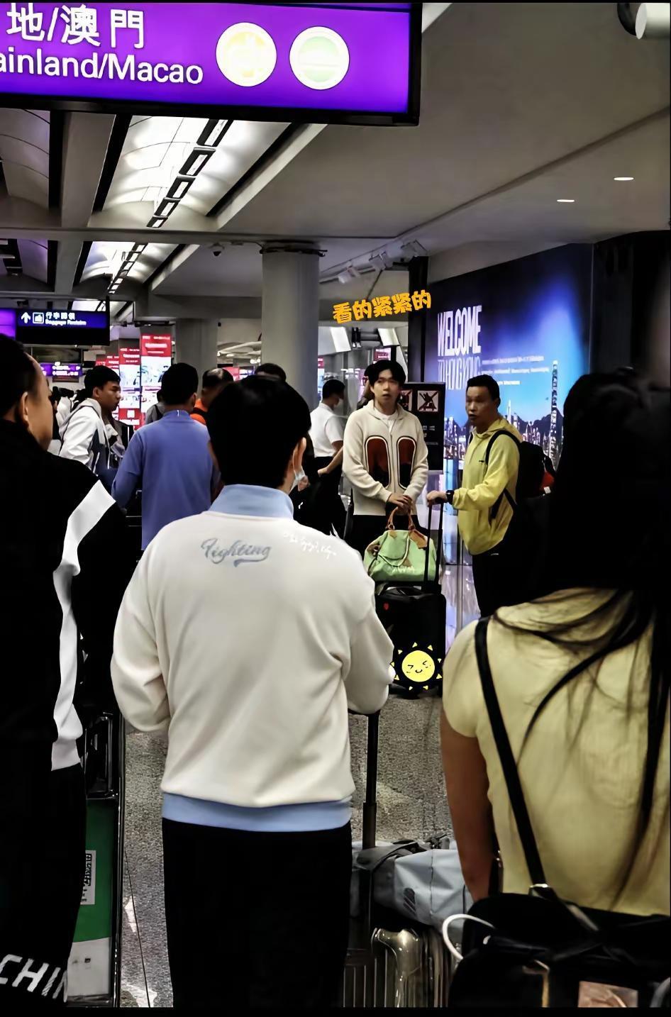头哥，你在深情地凝望谁？莎头香港转机，莎莎走在前面，头哥跟在后面，莎莎始终在头