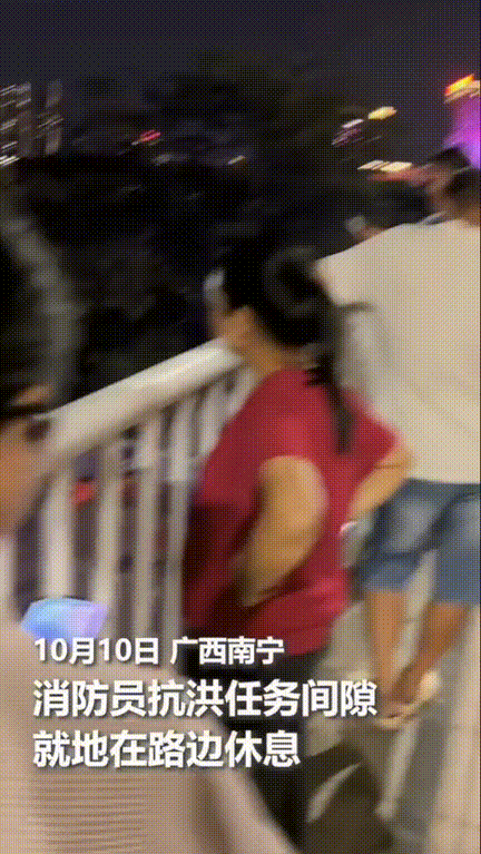 “感动也心疼！”，广西南宁，女生经过天桥发现路边有好多发光的小点，原以为是谁随手