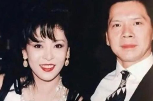 1996年，京城出了件大事。号称“京城第一小混混”的白小航，在一家夜总会“点歌台