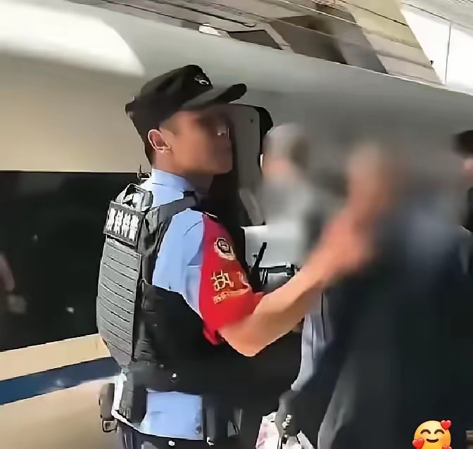 全网瞬间破防！洛阳高铁站一场特殊破例，道尽人间最暖温柔都说高铁站规则森严、分毫不让，洛阳高铁站的一幕
