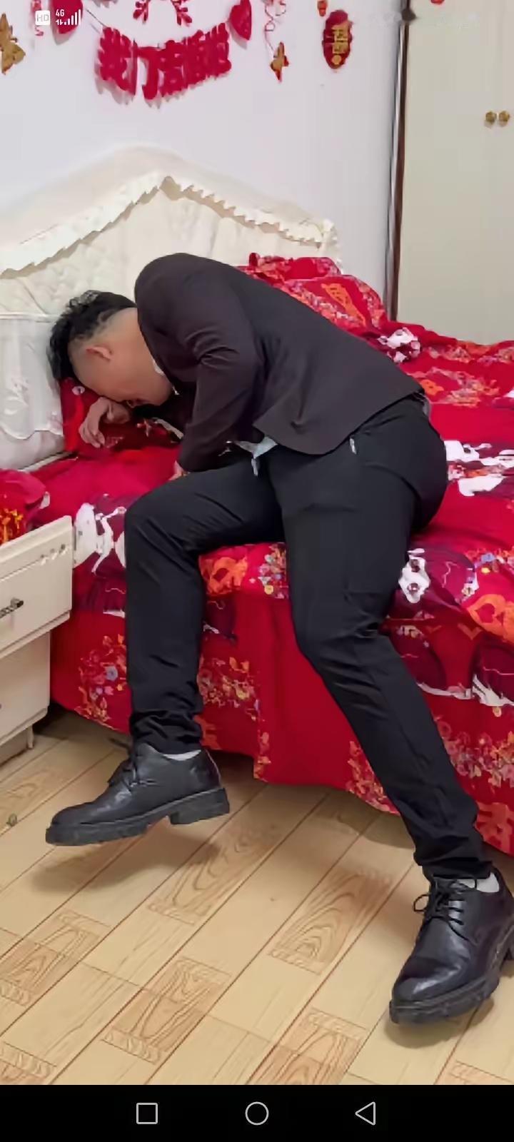 崩溃了,结婚结个寂寞,气得新郎差点吐血,回到家中,坐在婚床上崩溃大哭!结婚