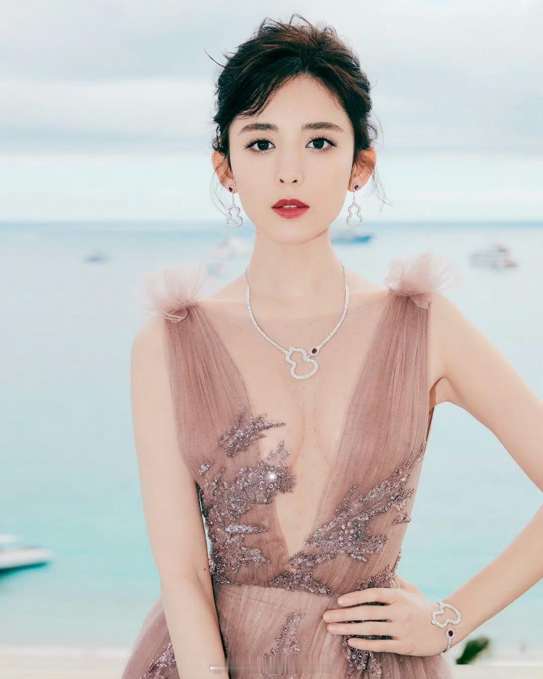 古力娜扎薄纱轻盈优雅红毯穿搭