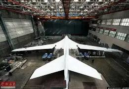 普京参观图-160制造厂，出现罕见一幕：够中国至少追赶二十年。2024年2月