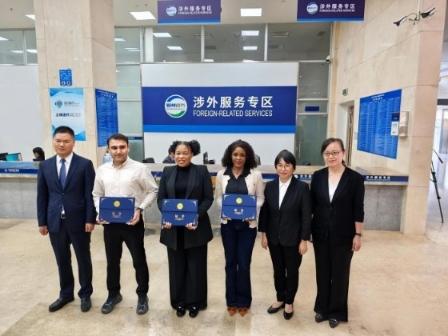 海南封关首日放大招！老外4天拿工作证，15%个税太香了2025年12月18