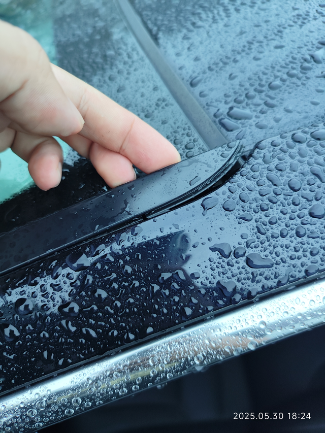 车友们帮忙看看这个A柱的胶条状态是正常的吗？感觉不怎么严丝合缝，像翘边一样？