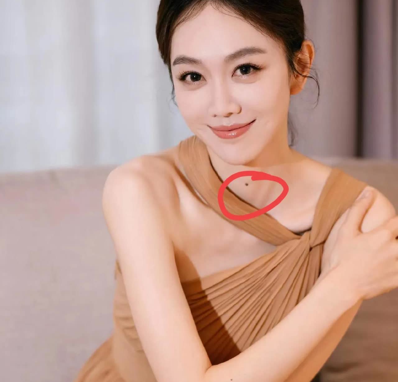 姜妍能嫁给京圈行长，是有原因的。并非行长馋她身子，而是因
