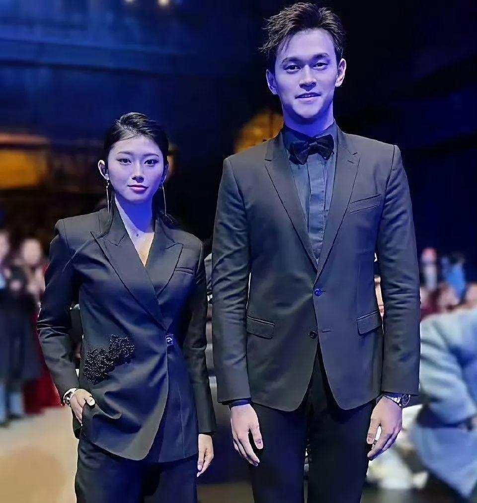 第一次觉得吴艳妮也有小鸟依的一幕，吴艳妮和孙杨罕见同框，运动健儿们真的个个都