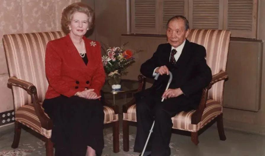 1992年春天，美国芝加哥卡尔登酒店某个不起眼的角落，英国前首相撒切尔夫人紧紧