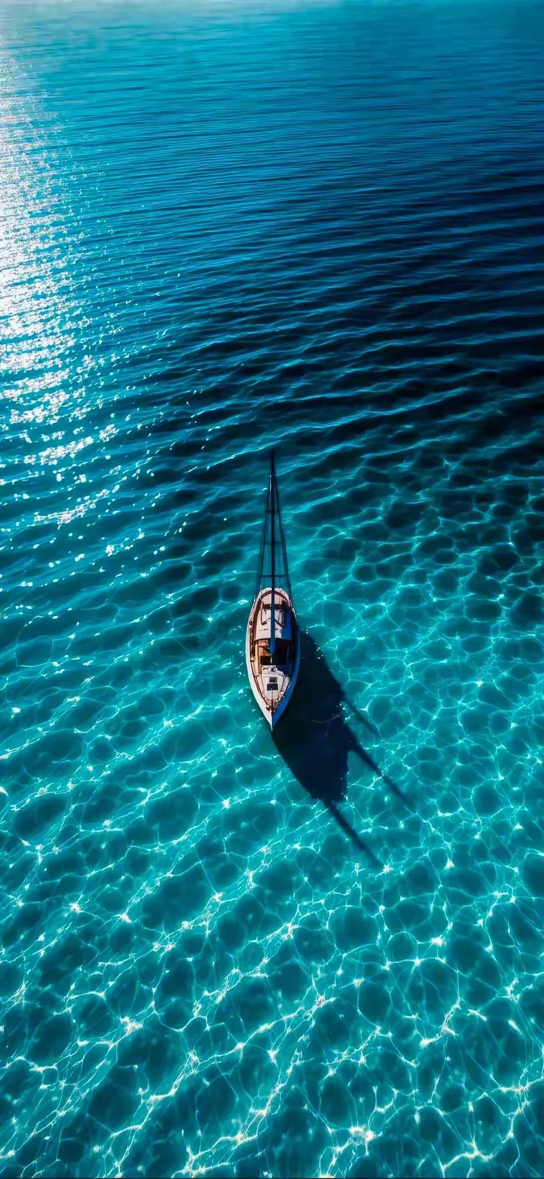 在江湖的夜幕下，冷月高悬，洒下清冷的光辉，映照着一座古老的客栈。客栈里，烛火摇曳