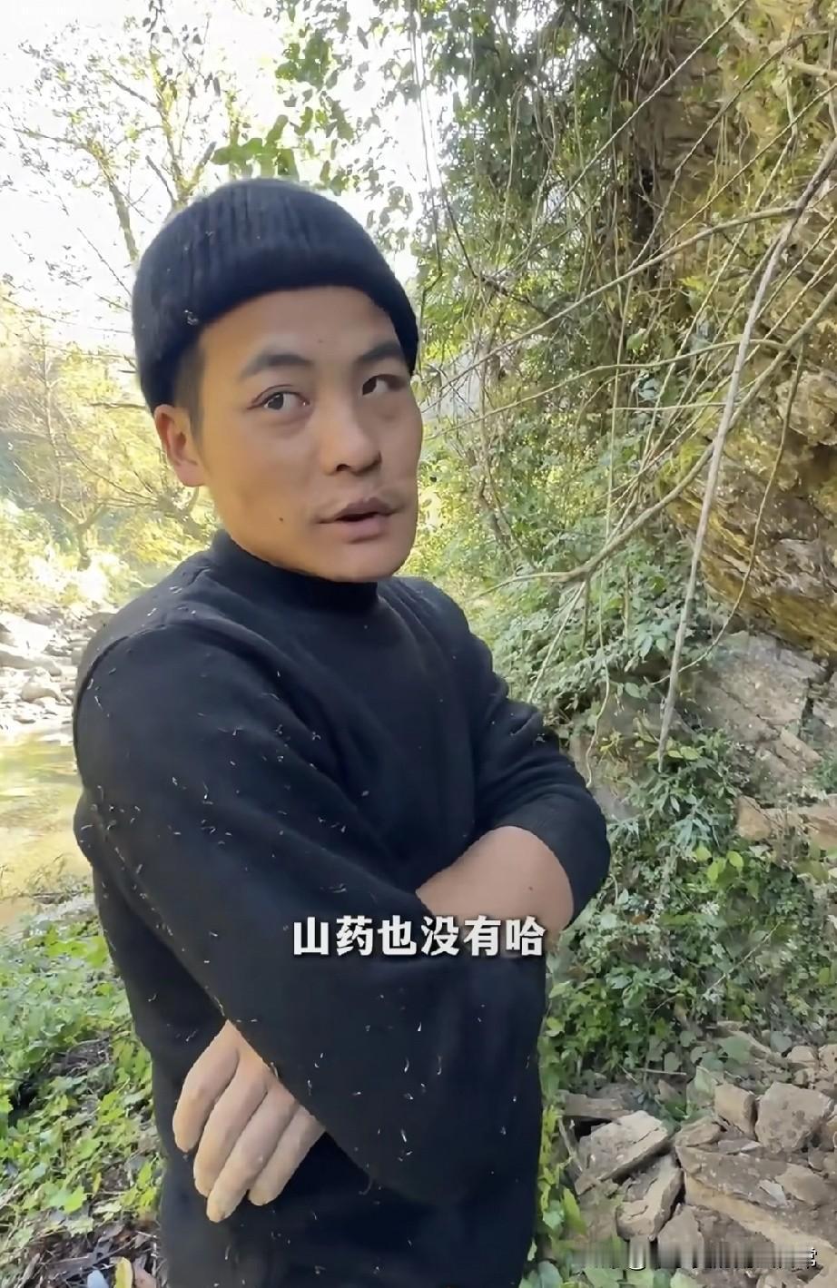 刀疤哥快绷不住了——这里什么都没有!他裹着黑衣服抱臂站在林子里，嘴像机关枪似