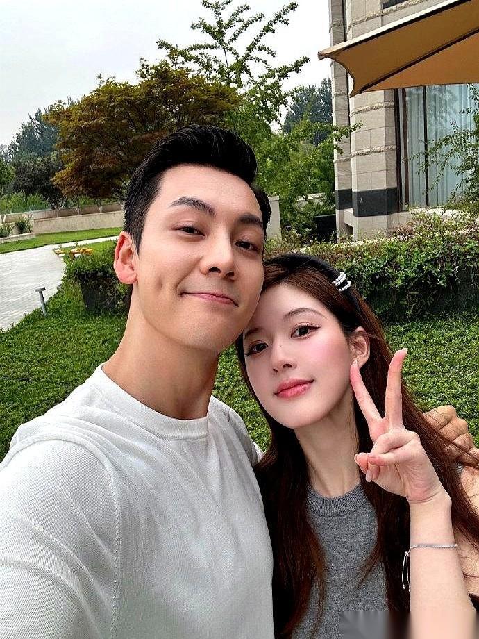 我真的要笑死，赵露思一声“老公”，直接把陈伟霆喊得原地宕机。一个大大方方，一个